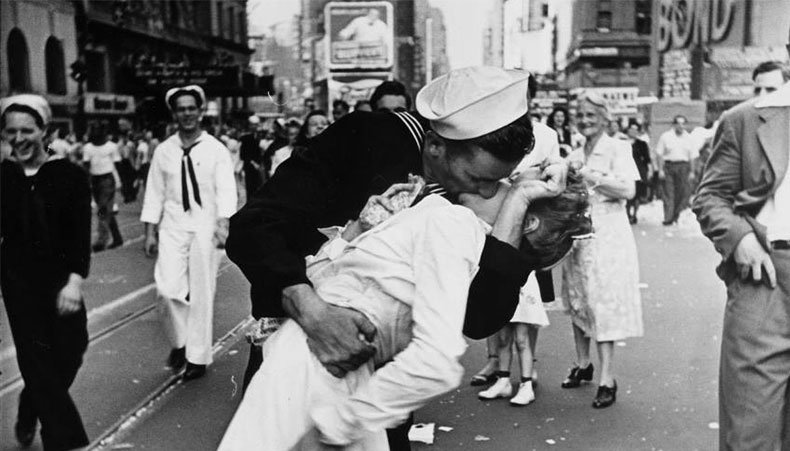 Passionate kiss between a man in a navy uniform and a nurse after the announcement that Japan had surrendered